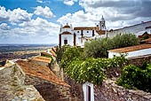 Monsaraz - La chiesa madre vista dalle mura orientali.